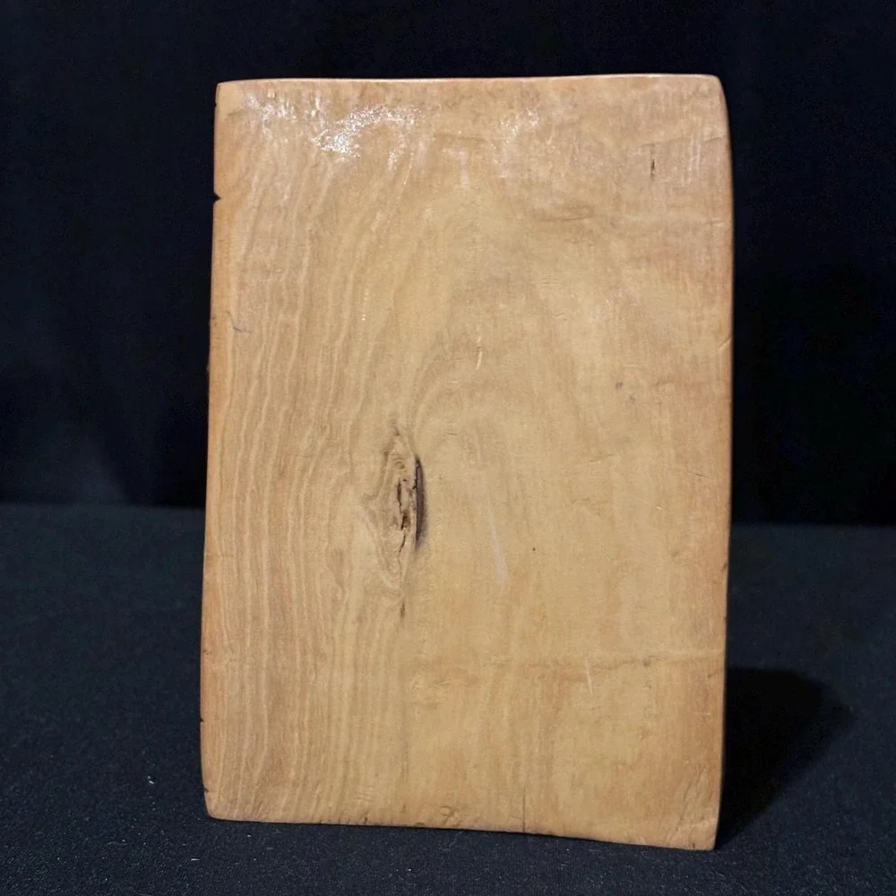 Wooden Giraffe Bookends: Hand-Carved Animal Shelf Decor